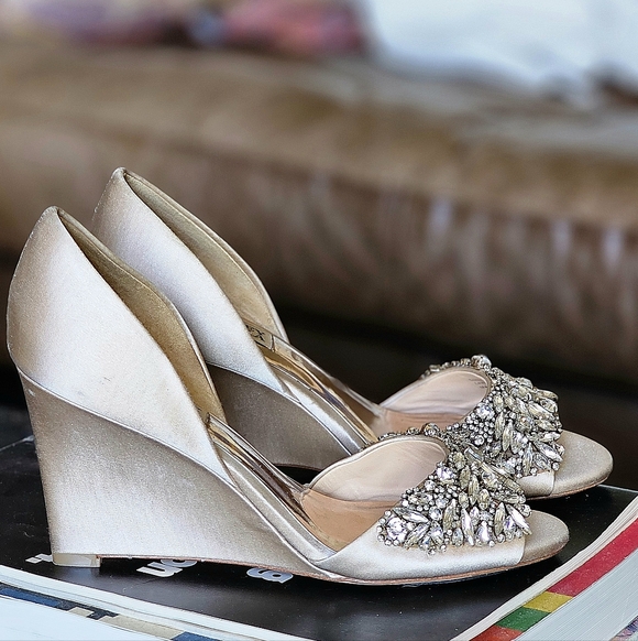 Badgley Mischka Satin & Crystal Embellished Wedge Heels Pearl Color 7.5 - Picture 3 of 9
